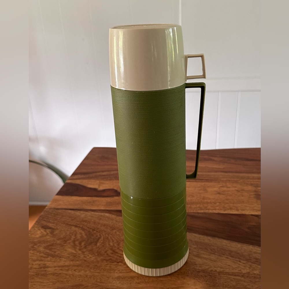 Vintage King-Seeley Quart Size Thermos in Avocado Green, Excellent Condition.